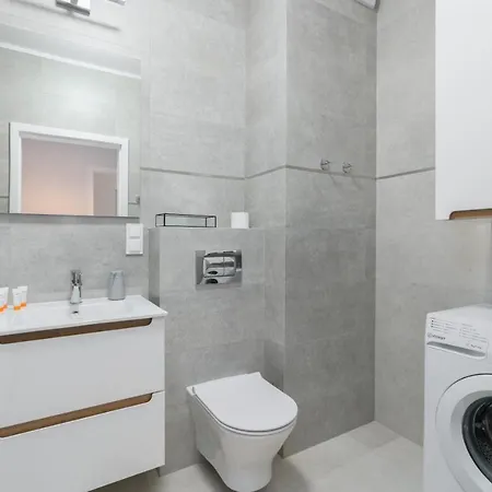 Lwowska By The Malta By Renters شقة *